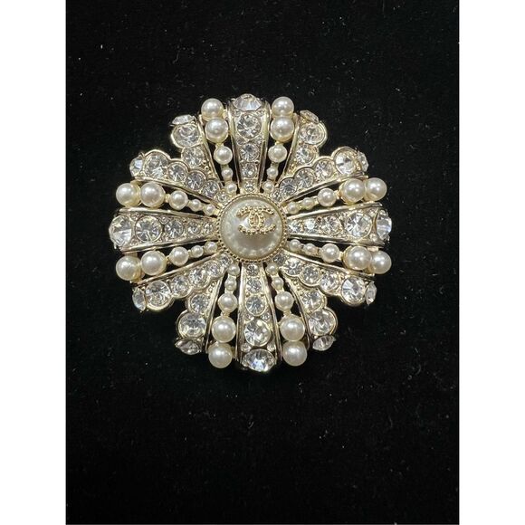 CLOSET CLEAR-OUT: PRICE DROP⚡ Gold tone faux pearls round cc brooch pin - Picture 2 of 7